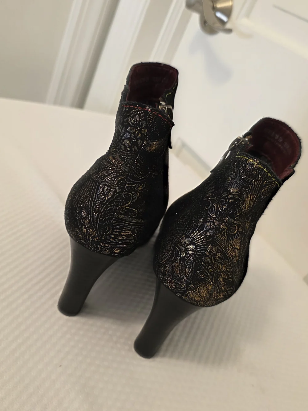 L'Artiste Smokinhot Black & Gold Brocade Ankle Booties with Side Zip Size 39/8.5